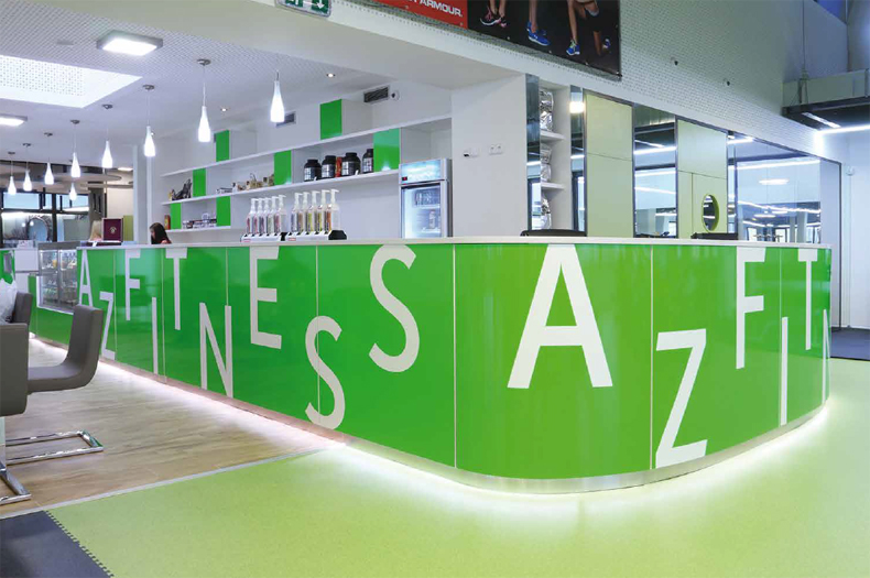 řezaná grafika zelená samolepící folie na barovém pultu v AZ Fitless