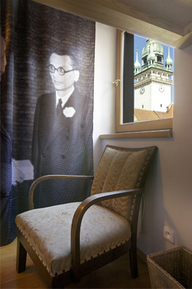 originální závěs v hostelu Mitte - tisk originální grafiky na textil